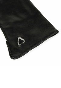 Guanto in pelle nera con texture liscia, design piegato e accento a forma di cuore in argento vicino al polso. Dettagli di cucitura lungo il bordo.