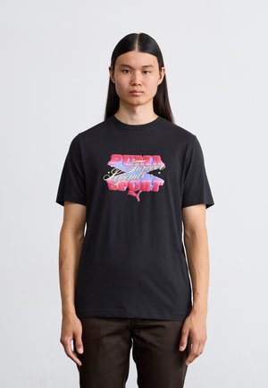 Sort kortærmet t-shirt med farverig 'PUMA Forever Legends Sport' grafisk print på forsiden, med rund halsudskæring og afslappet pasform.