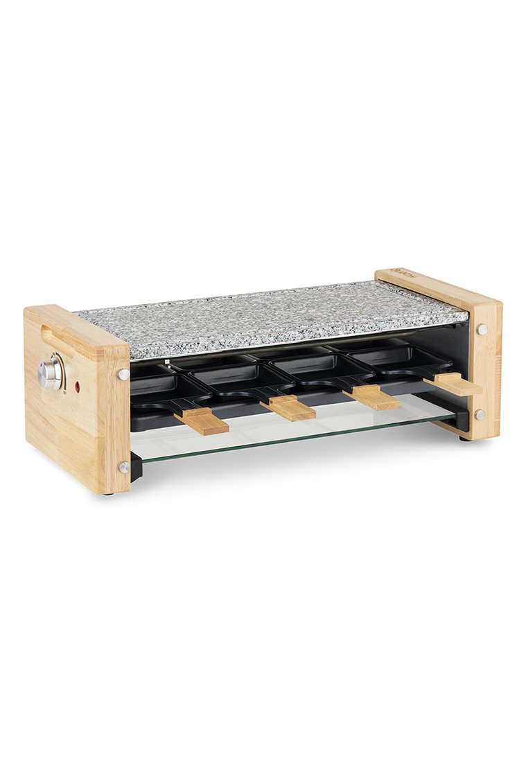 Gril à raclette électrique avec surface de cuisson en granit lisse, quatre plateaux avec poignées en bois et panneaux latéraux en bois avec bouton de commande.