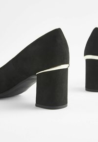 Next FOREVER COMFORT SQUARE TOE REGULAR WIDE FIT - Klassikalised kontsakingad - black gold