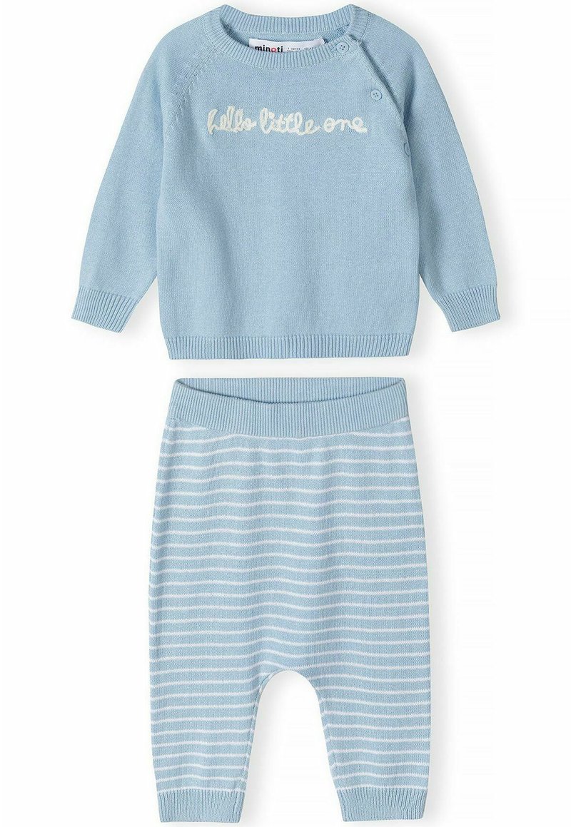 Svijetloplavi pleteni pulover s vezom "zdravo, malo" uparen s prugastim svijetloplavim hlačama. Oboje imaju rebraste manžete i pojas.
