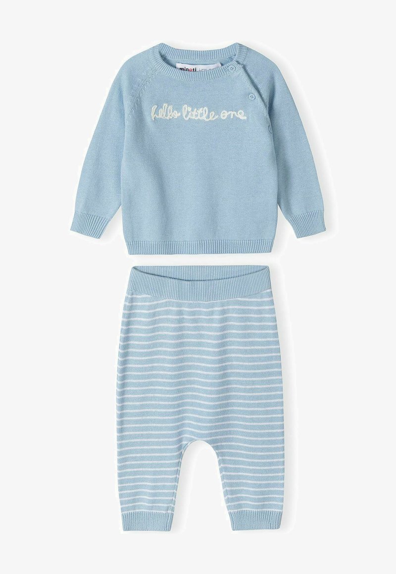 Svijetloplavi pleteni pulover s vezom "zdravo, malo" uparen s prugastim svijetloplavim hlačama. Oboje imaju rebraste manžete i pojas.