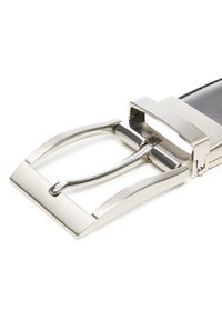 Cinturón de cuero negro con una hebilla rectangular plateada brillante, que cuenta con un diseño de doble punta y acentos de metal cepillado.