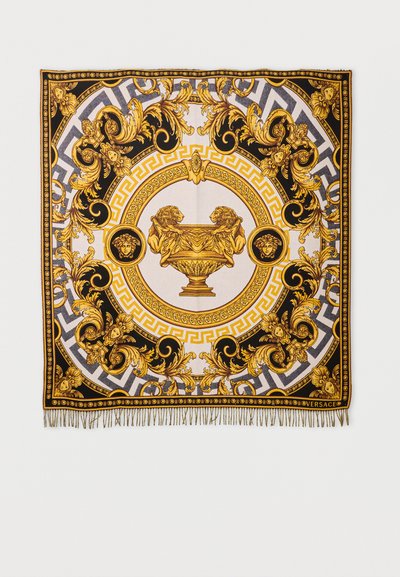 Τετράγωνο μαντήλι με χρυσά μπαρόκ φύλλα, λιονταρίσια κεφαλή σε κέντρο αγγείου, κεφαλές Μήδουσας και μοτίβο ελληνικού κλειδιού σε μαύρο και λευκό φόντο.