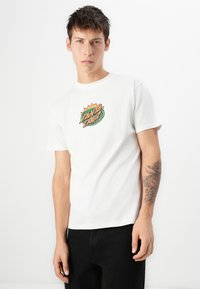 Witte katoenen T-shirt met een kleurrijk "Santa Cruz" logo. Korte mouwen, ronde hals, met een gladde textuur.