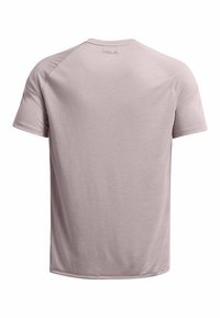 Lühikeste varukatega, kerge roosa T-särk. Omab raglan varukaid ja ümarat kaelaava. Sile tekstuur kerge sädelusega.