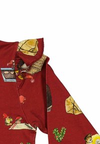 Roter Pullover mit kurzen, gerafften Ärmeln, der bunte Illustrationen von Zwergen, Lebensmitteln und Naturelementen über den gesamten Stoff zeigt.