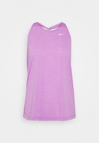 Haut de sport sans manches violet clair avec un col rond, un design croisé dans le dos, et le logo Nike sur le côté gauche de la poitrine. Tissu doux et léger.