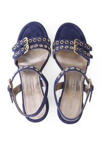 Marineblauwe suede sandalen met dubbele banden, gouden rivets en een gesp, zilverkleurige binnenvoering, ontwerp met open teen.