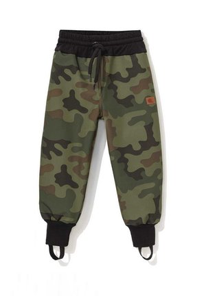 Dziecięce spodnie dresowe typu jogger w kamuflażu, z czarnym elastycznym paskiem w talii, sznurkiem do wiązania, ściągaczami przy nogawkach i paskami na stopy.