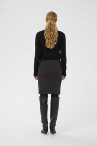 Schwarzer Pullover, figurbetonter grauer Rock und knielange schwarze Lederstiefel. Glatte Texturen mit einer eleganten, langen Silhouette. Keine sichtbaren Muster.