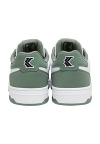 Grønne og hvide sneakers med en polstret krave, tekstureret mesh og syntetisk overdel, der har et sort logo på bagsiden og en hvid sål.