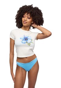 Top corto a maniche corte di colore crema con stampa floreale di ibisco blu; abbinato a slip bikini di colore blu chiaro. Tessuto morbido con design aderente.
