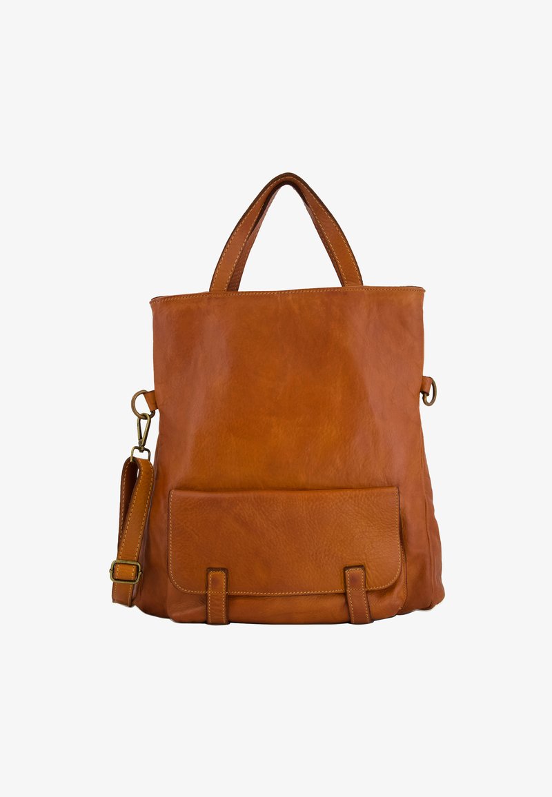 Sac fourre-tout en cuir marron avec une surface texturée, des poignées supérieures doubles, une bandoulière ajustable et une poche frontale avec fermeture à pression.