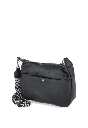 Zwarte getextureerde leren schoudertas met voorvak en afneembare zwart-witte riem met geometrisch patroon.