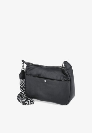 Czarna teksturowana skórzana torba na ramię z przednią kieszenią i odpinanym paskiem w czarno-biały geometryczny wzór.