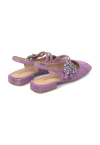 Scarpe slingback in suede lilla con punta affusolata, caratterizzate da cinturini incrociati e un dettaglio gioiello sul lato. Suola piatta con leggera imbottitura.