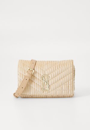 Beige quiltet håndtaske med et logo i guldhardware, tekstureret overflade og en aftagelig rem. Har en kædeaccent for ekstra detalje.