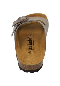 Sandal in pelle grigia con una singola fascia regolabile, soletta in sughero e superficie liscia e testurizzata. Logo del marchio stampato all'interno.