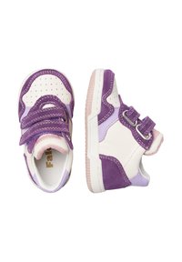 Sneaker viola e bianche con due cinturini in velcro, materiali in suede e pelle, punta perforata e suola in gomma testurizzata.