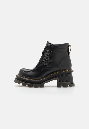 Dr. Martens, Boots à talons - black