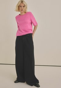 Next REGULAR FIT - SHORT SLEEVE CREW NECK - Tricou basic - pink bright