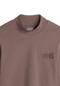 T-shirt marrone a girocollo realizzato in tessuto liscio, con un piccolo logo ricamato "VANS" sulla zona sinistra del petto.