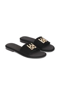 Sandale slide din suede negru, cu o bandă lată și un accent metalic auriu. Talpa este plată și confectionată din material negru.