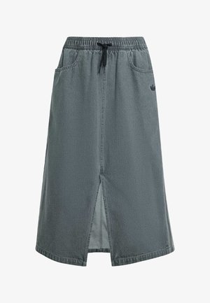 Sivá látková sukňa s elastickým pásom a sťahovacou šnúrkou. Má dve bočné vrecká a predný rozparok pre lepšiu pohyblivosť.