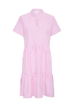 Rosa och vit randig klänning med korta ärmar, mandarin-krage och utställd, lager-på-lager nederdel. Tillverkad av lättviktigt tyg med slät textur.