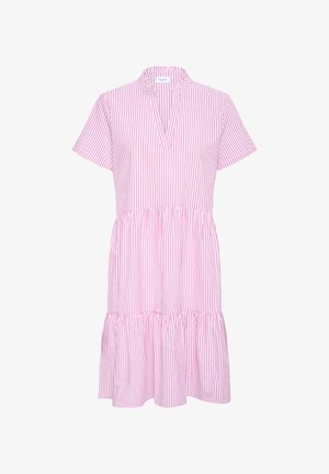 Różowo-biała sukienka w paski z krótkimi rękawami, kołnierzykiem mandarynkowym i rozszerzonym, warstwowym dołem. Wykonana z lekkiego materiału o gładkiej teksturze.