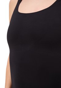 Schwarzes Tanktop mit weitem Rundhalsausschnitt und glattem, dehnbarem Stoff. Strukturiertes Design mit nahtlosen Akzenten für zusätzlichen Komfort.