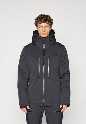 Giacca nera impermeabile con colletto alto, cappuccio regolabile e due tasche sul petto. Caratterizzata da chiusure con zip e dettagli con logo.