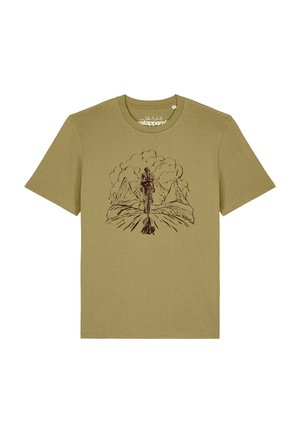 T-shirt vert olive à manches courtes avec un dessin au trait noir d’un cycliste roulant sur une route de montagne sous un ciel nuageux.