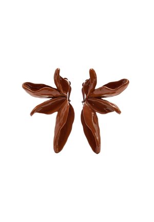 Brązowe, błyszczące, rzeźbiarskie kolczyki w kształcie abstrakcyjnych, warstwowych płatków, prezentowane zwrócone do siebie na białym tle.