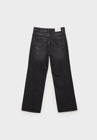 Czarne jeansy z denimu o prostym kroju, z klasycznym wzorem z pięcioma kieszeniami i białą metką marki na pasku.