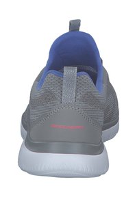 Baskets Skechers grises et bleues vues de l'arrière avec une languette et une semelle blanche.