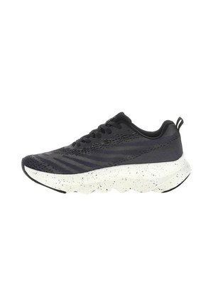 Zapatilla deportiva negra de corte bajo con parte superior texturizada, cordones negros y suela blanca gruesa con motas, mostrada de lado.
