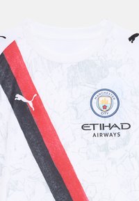 Kortärmad vit tröja med ett svart och rött diagonalt rand, Manchester City-logotyp och texten "ETIHAD AIRWAYS" i svart.
