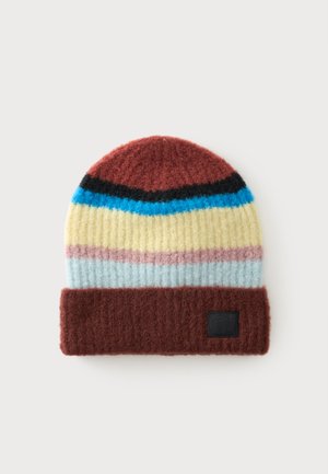 Strikket hue med horisontale striber i brun, sort, blå, gul, pink og lyseblå, med en foldet brun kant og et lille sort mærke.