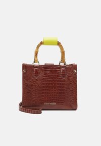 Sac à main rouge en simili-cuir crocodile avec des poignées en bambou, accent jaune, bandoulière détachable et détail du logo à l'avant.