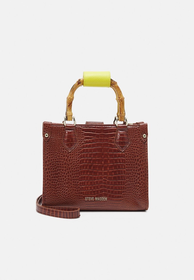 Sac à main rouge en simili-cuir crocodile avec des poignées en bambou, accent jaune, bandoulière détachable et détail du logo à l'avant.