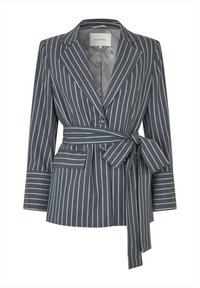 Harmaa raitapuku, jossa on vaaleansinisiä pinstripe-raitoja, yhdellä napilla suljettuna, kahdella etutaskulla ja vyötä ympärillä oleva solmio. Liukas pinta.