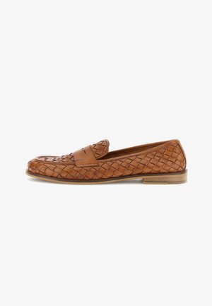 Brun vævet læder slip-on loafer med lavt træhæl og dekorativ rem over toppen.