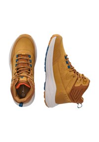 Keltaiset vaelluskengät, joissa on sileä nahkaosa ja tekstiilievävyjä. Ominaisuuksia ovat siniset nauhat, paksu valkoinen pohja ja teksturoidut yksityiskohdat sivuilla.