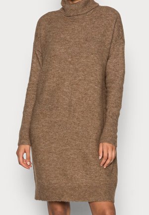 Robe en tricot marron avec col montant, manches longues et poignets côtelés. Texture douce et coupe décontractée, atteignant le mi-thigh.