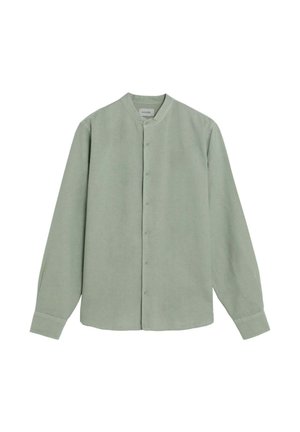 Camisa de manga larga color verde claro con botones, cuello mandarín y puños, mostrada extendida sobre un fondo blanco.