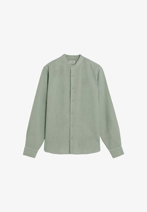 Camisa de manga larga color verde claro con botones, cuello mandarín y puños, mostrada extendida sobre un fondo blanco.