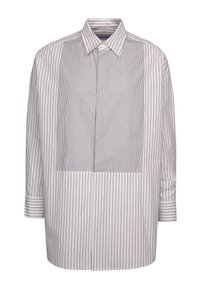 Camicia bianca con strisce verticali blu navy, chiusura a bottoni davanti, maniche corte e un design a pannello distintivo con larghezze delle strisce variabili.