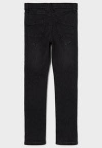 Jeans in denim nero con una vestibilità slim, caratterizzati da una vita media, due tasche posteriori e una texture liscia. Nessuna usura visibile o decorazioni.